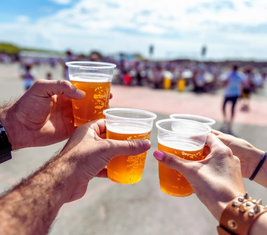 ビールで乾杯する人たち